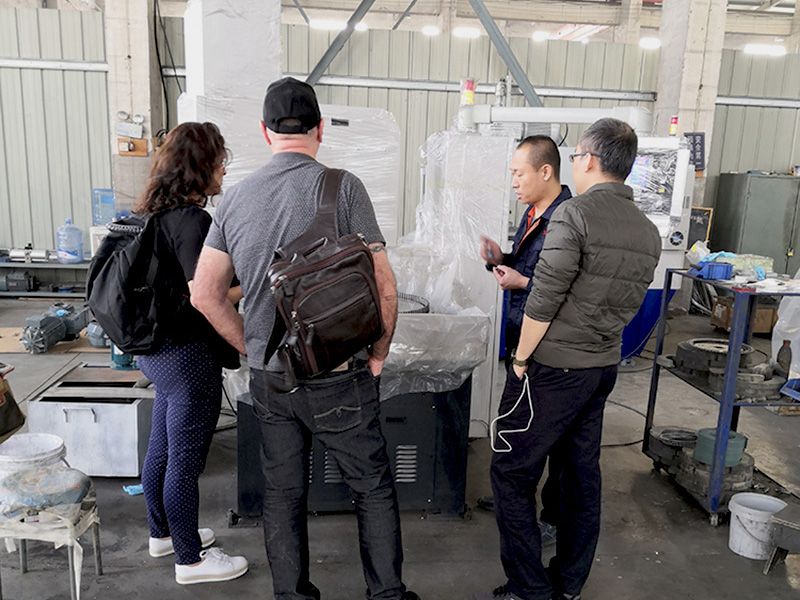 外國(guó)客戶來(lái)公司考察洽談